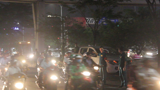 Người đàn ông treo cổ ở dải phân cách đường